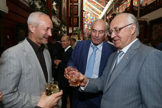 Reception celebrates 15th anniversary of Postscript program