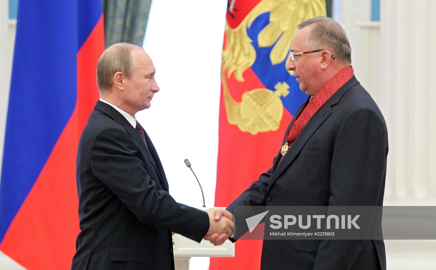 Vladimir Putin presents state awards