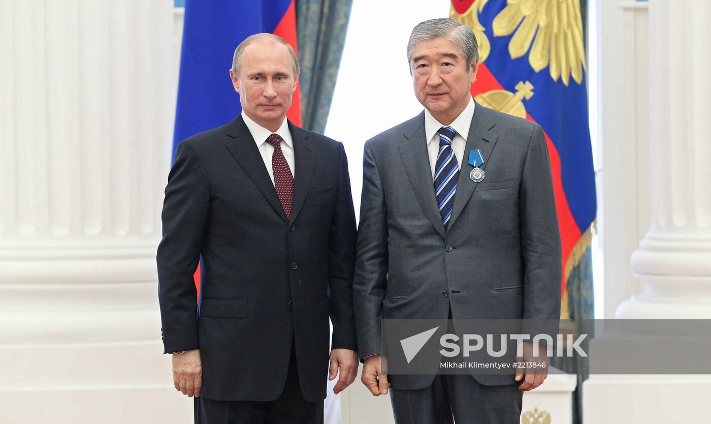 Vladimir Putin presents state awards