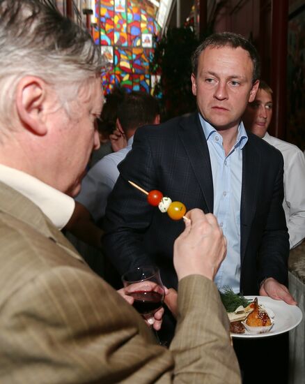 Reception celebrates 15th anniversary of Postscript program