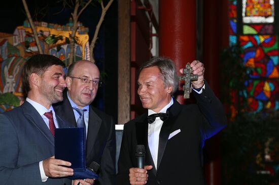 Reception celebrates 15th anniversary of Postscript program