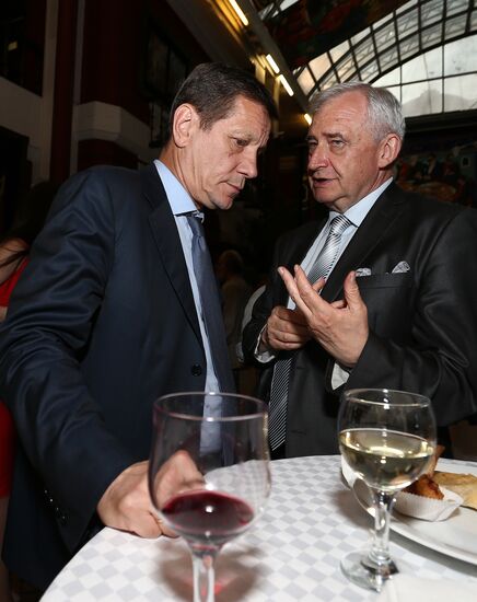 Reception celebrates 15th anniversary of Postscript program