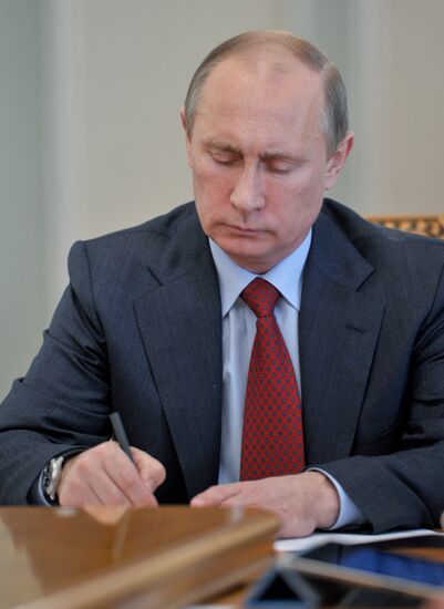 Vladimir Putin chairs meeting on banking system development