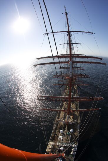Round-the-world voyage by Sedov sailing ship
