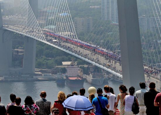 I Love Vladivostok flashmob on Zolotoi Rog Bay bridge