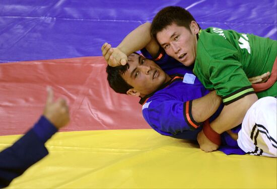 2013 Universiade. Belt wrestling. Day One