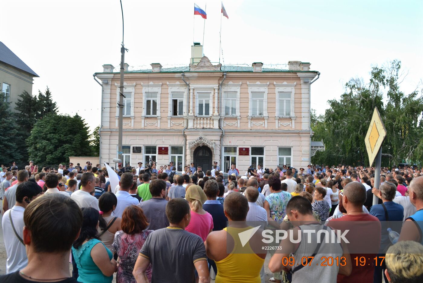 Pugachyov residents rally against migrants