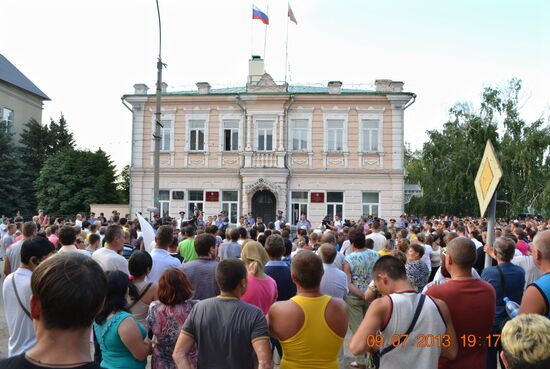 Pugachyov residents rally against migrants