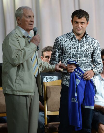 FC Dynamo players meet with fans