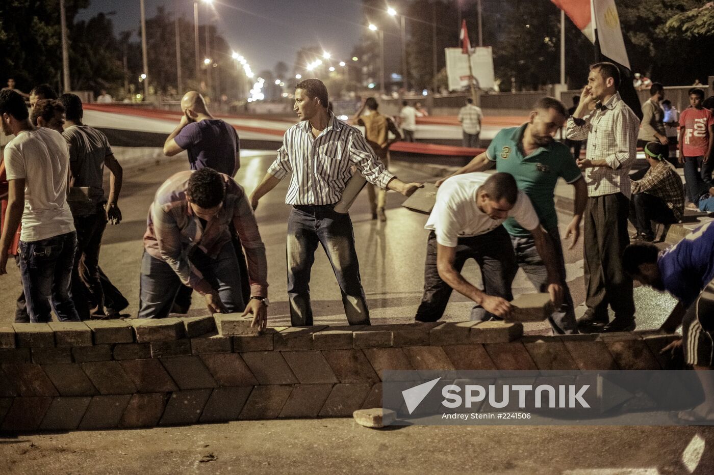 Mohammed Morsi supporters march to Presidential Palace in Cairo