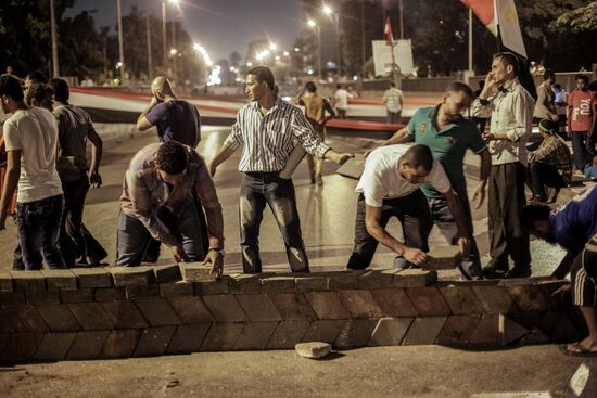 Mohammed Morsi supporters march to Presidential Palace in Cairo