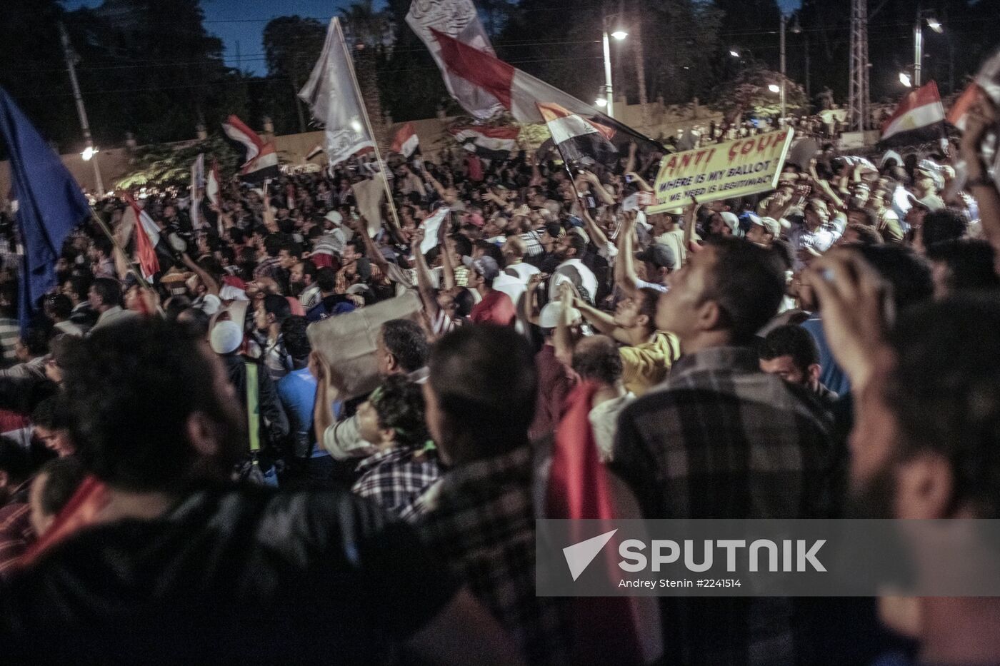Mohammed Morsi supporters march to Presidential Palace in Cairo