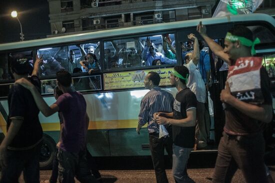 Mohammed Morsi supporters march to Presidential Palace in Cairo