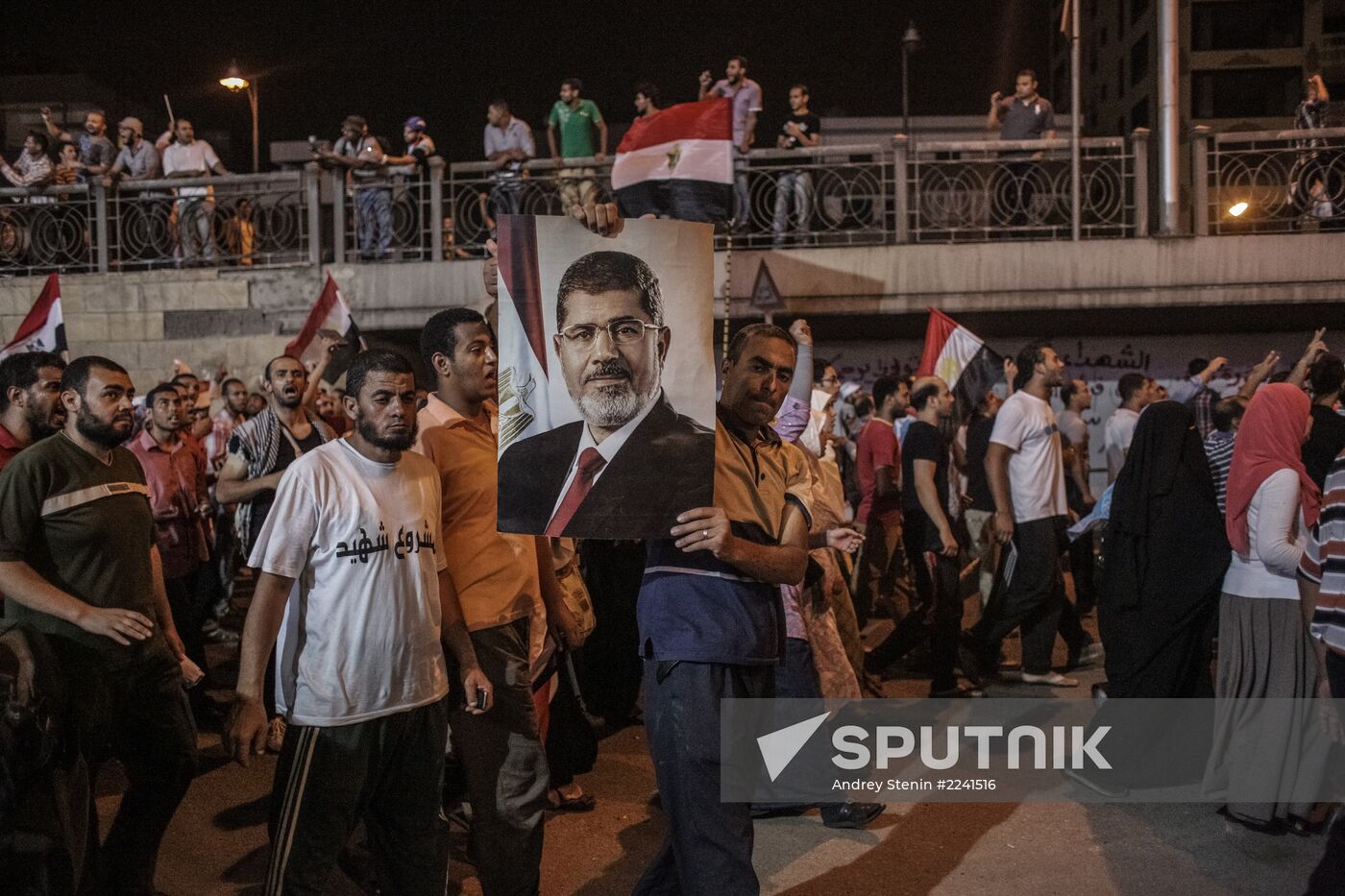 Mohammed Morsi supporters march to Presidential Palace in Cairo