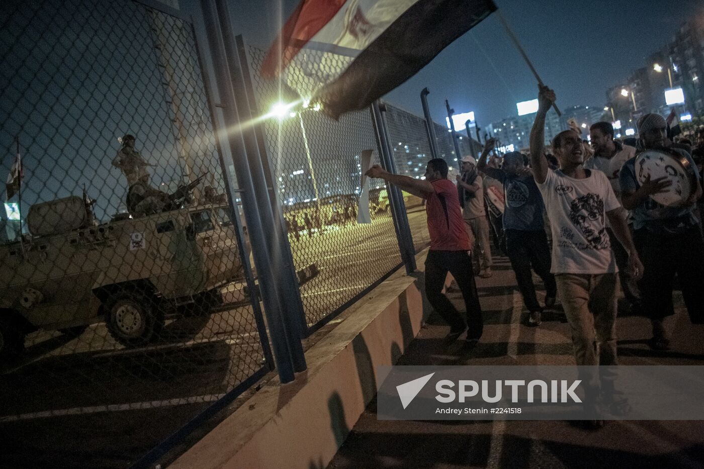Mohammed Morsi supporters march to Presidential Palace in Cairo