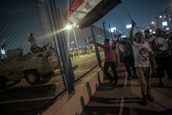 Mohammed Morsi supporters march to Presidential Palace in Cairo