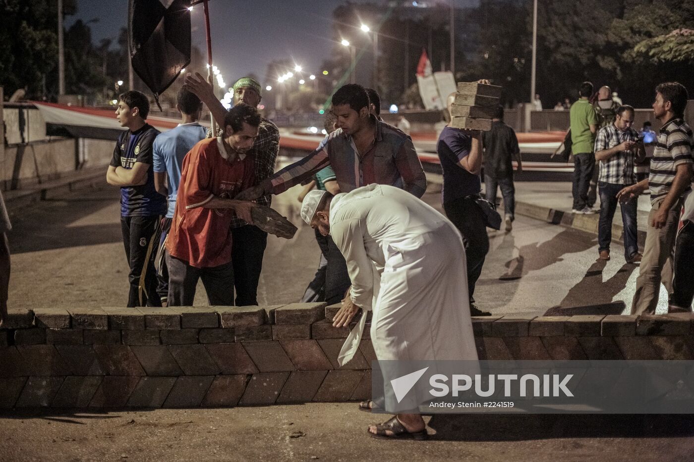Mohammed Morsi supporters march to Presidential Palace in Cairo