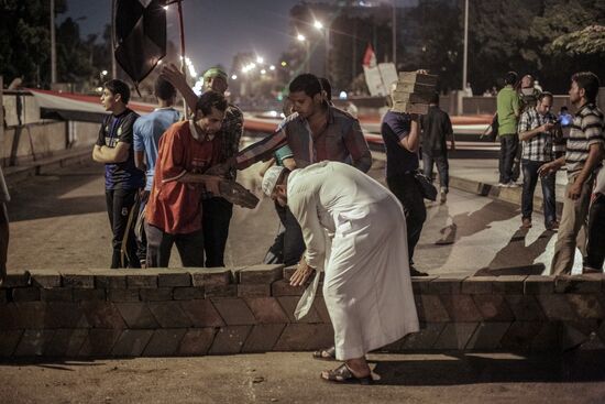 Mohammed Morsi supporters march to Presidential Palace in Cairo