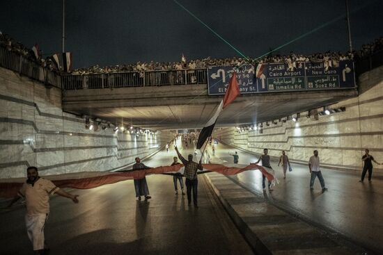 Mohammed Morsi supporters march to Presidential Palace in Cairo
