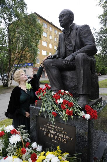 Monument to Valentin Pikul unveiled in Murmansk
