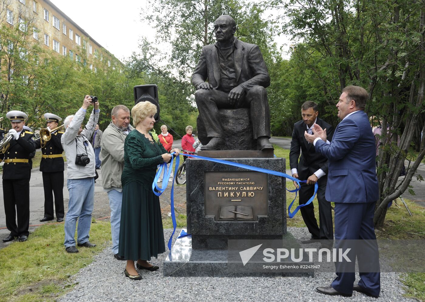 Monument to Valentin Pikul unveiled in Murmansk