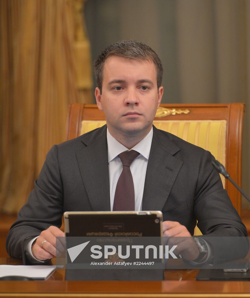 D.Medvedev holds government meeting, July 15, 2013