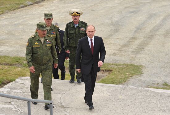 Putin oversees military drill in Eastern Military District