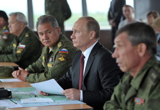 Putin oversees military drill in Eastern Military District