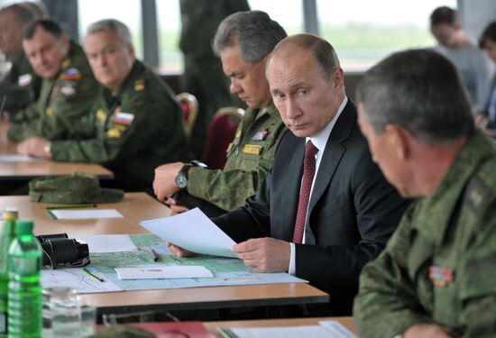 Putin oversees military drill in Eastern Military District