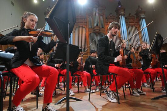 Joshua Bell performs in Moscow