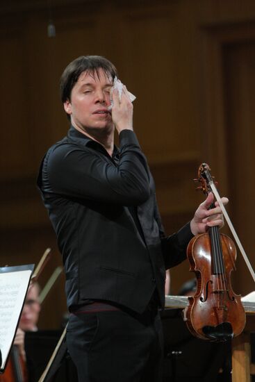Joshua Bell performs in Moscow