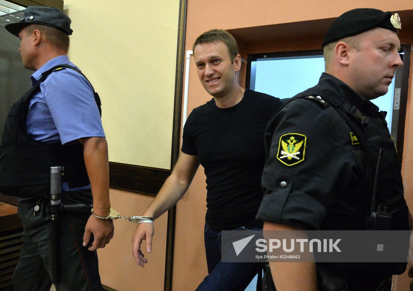 Court changes restraining measure for Navalny and Ofitserov