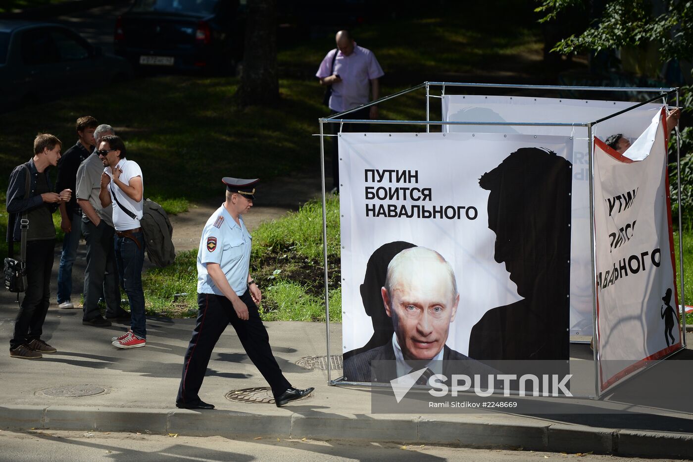 Court changes restraining measure for Navalny and Ofitserov