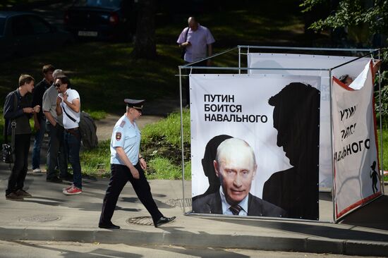 Court changes restraining measure for Navalny and Ofitserov