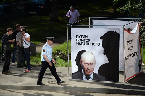 Court changes restraining measure for Navalny and Ofitserov