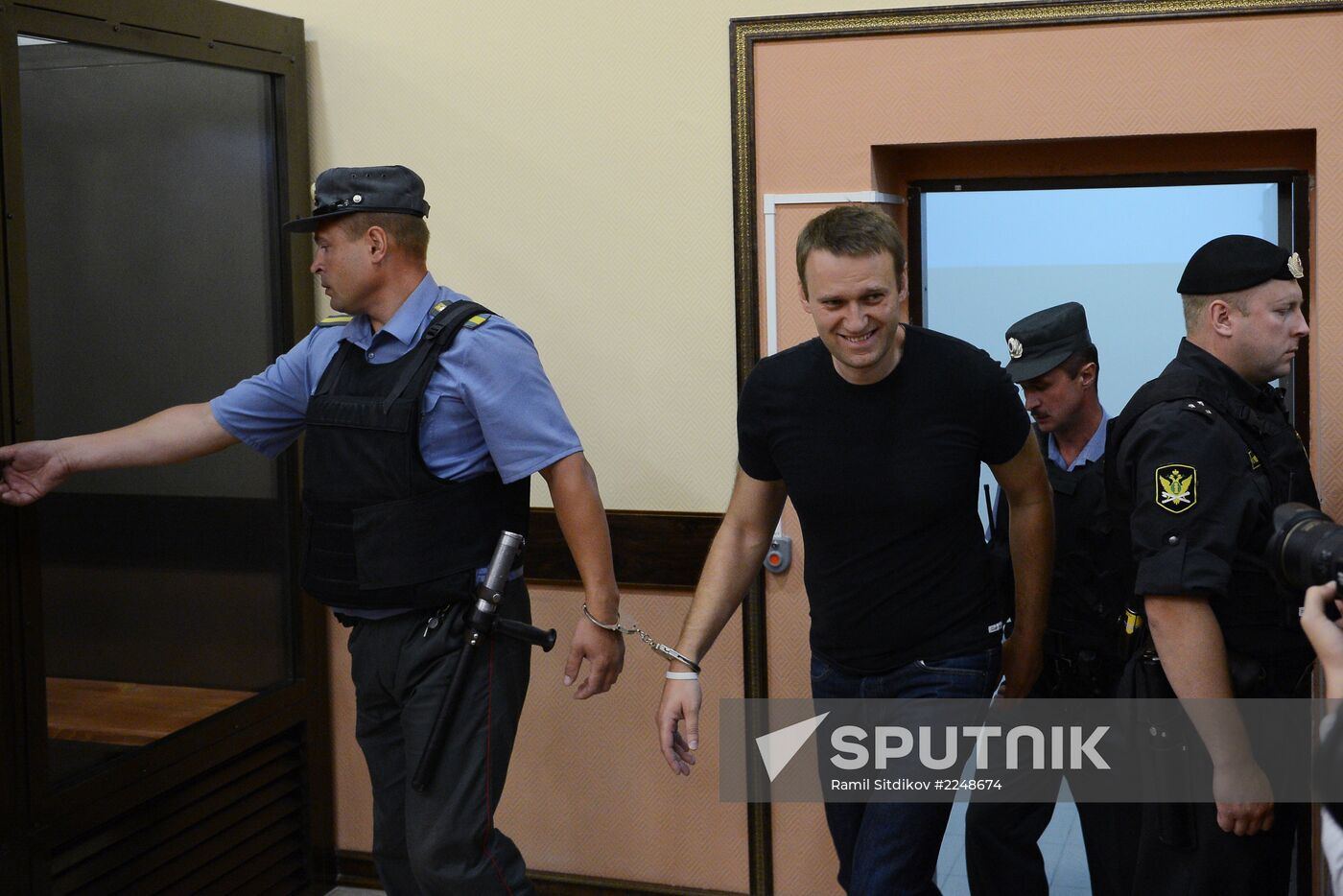 Court changes restraining measure for Navalny and Ofitserov