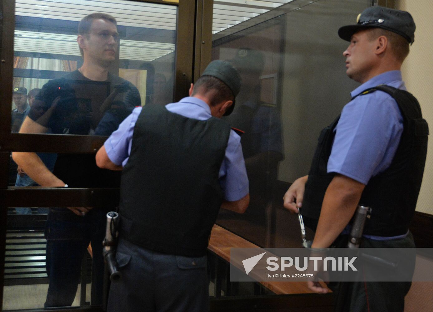 Court changes restraining measure for Navalny and Ofitserov