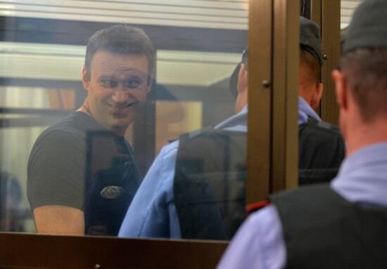Court changes restraining measure for Navalny and Ofitserov