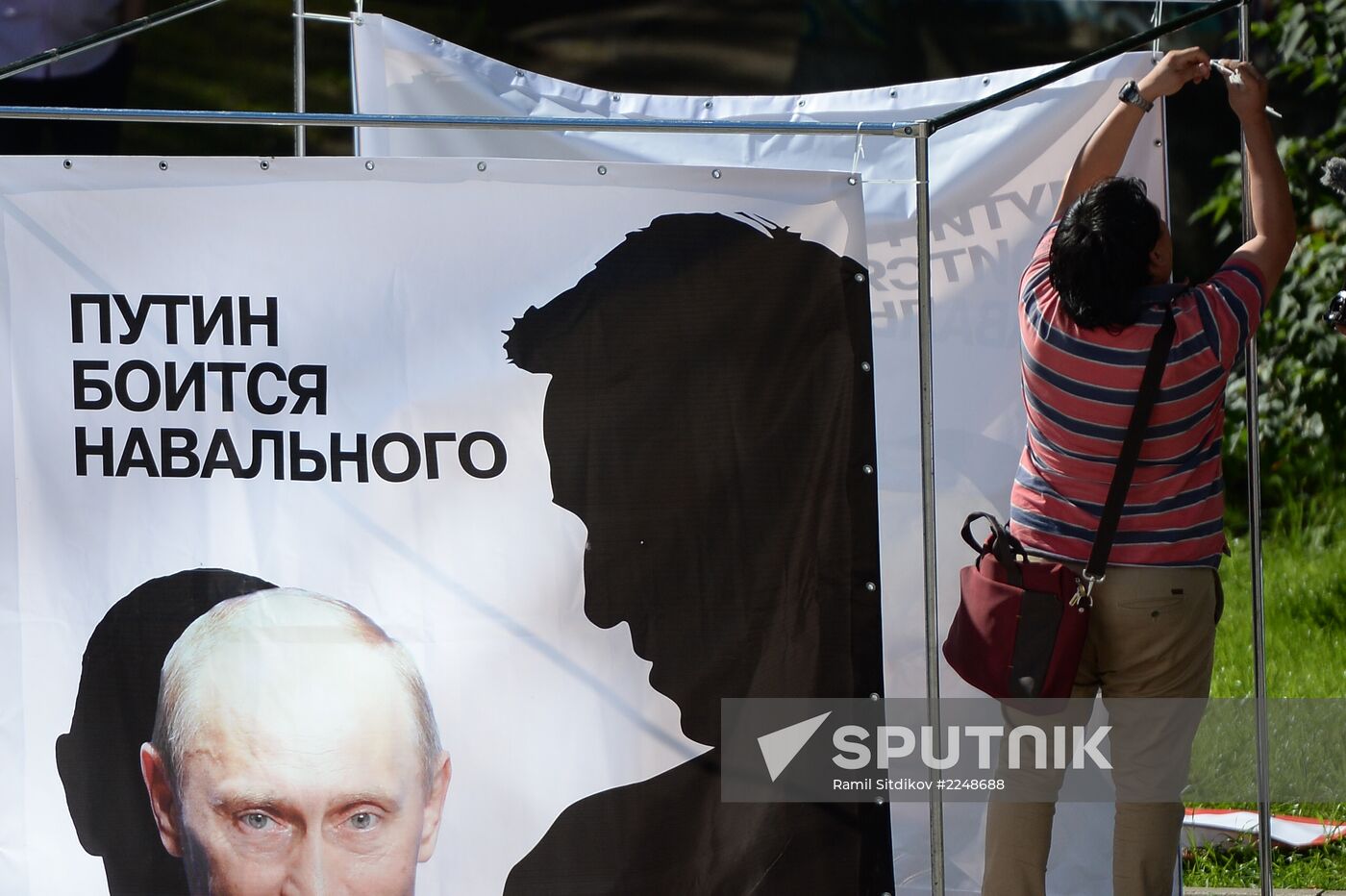 Court changes restraining measure for Navalny and Ofitserov