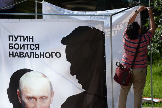 Court changes restraining measure for Navalny and Ofitserov