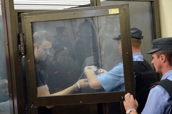 Court changes restraining measure for Navalny and Ofitserov