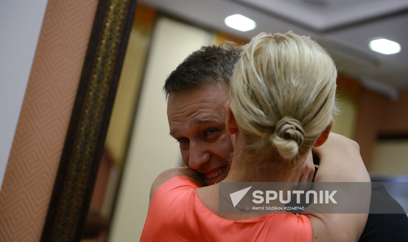 Court changes restraining measure for Navalny and Ofitserov