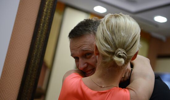 Court changes restraining measure for Navalny and Ofitserov