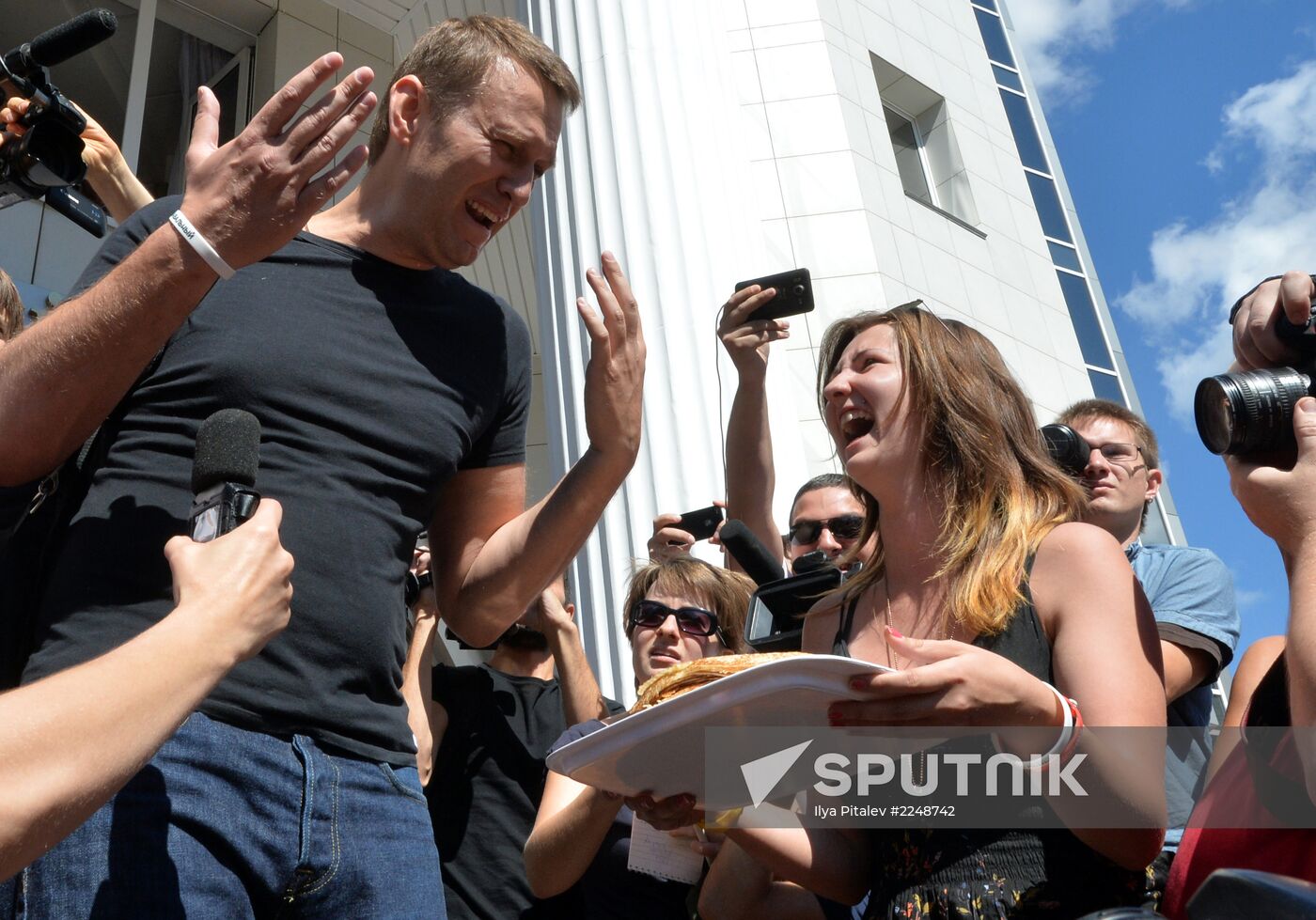 Court changes restraining measure for Navalny and Ofitserov