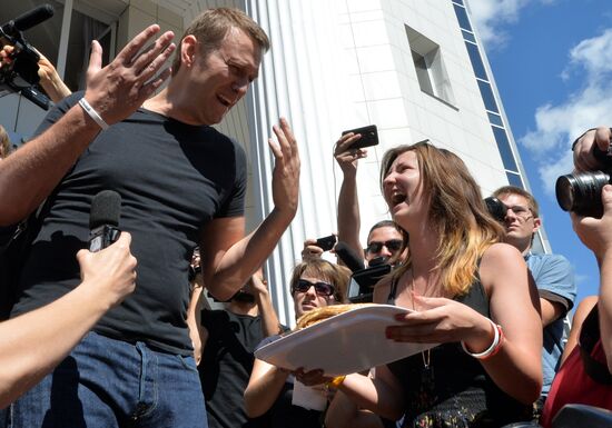 Court changes restraining measure for Navalny and Ofitserov