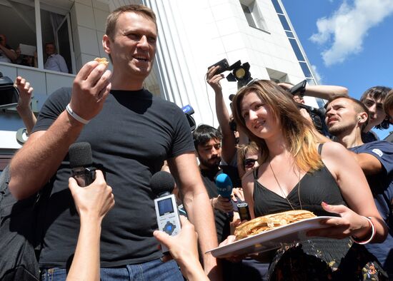 Court changes restraining measure for Navalny and Ofitserov