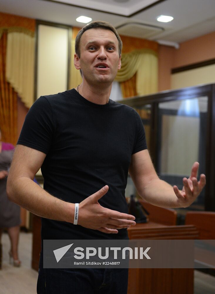 Court changes restraining measure for Navalny and Ofitserov