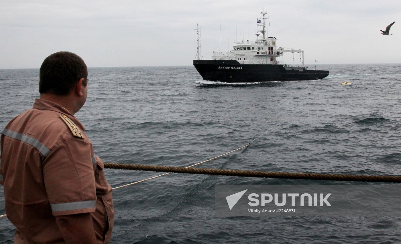 Russian navy conducts submarine rescue exercise