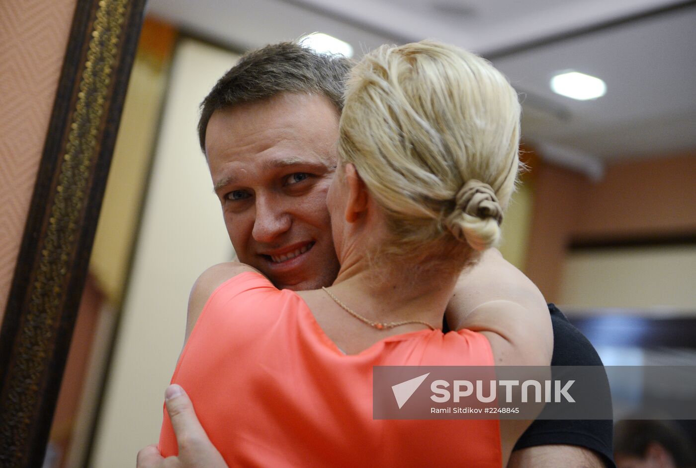 Court changes restraining measure for Navalny and Ofitserov
