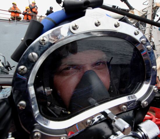 Russian navy conducts submarine rescue exercise